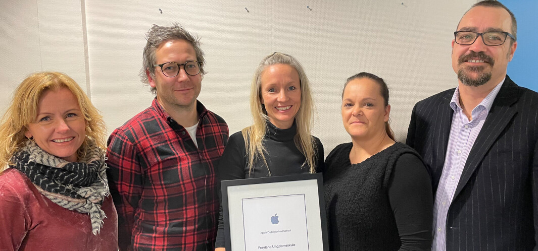 1 AV 535: Det er ikke mange som kan skryte av å være en ”Apple Distinguished School”, men det kan Frøyland ungdomsskole. Her viser Pamela Sudmann, skolesjef i Time kommune; Karl Inge Aksnes, rektor ved Frøyland ungdomsskole; Susanne Åsebø-Trodal, avdelingsleder og digital ressursperson ved Frøyland ungdomsskole; Siri Endresen, tidligere rektor og nå Barne og familiesjef i Time kommune og Andrew Rhodes, strategisk rådgiver Atea Skoleteam frem det gjeve diplomet. 1 AV 535: Det er ikke mange som kan skryte av å være en ”Apple Distinguished School”, men det kan Frøyland ungdomsskole. Her viser Pamela Sudmann, skolesjef i Time kommune; Karl Inge Aksnes, rektor ved Frøyland ungdomsskole; Susanne Åsebø-Trodal, avdelingsleder og digital ressursperson ved Frøyland ungdomsskole; Siri Endresen, tidligere rektor og nå Barne og familiesjef i Time kommune og Andrew Rhodes, strategisk rådgiver Atea Skoleteam frem det gjeve diplomet.