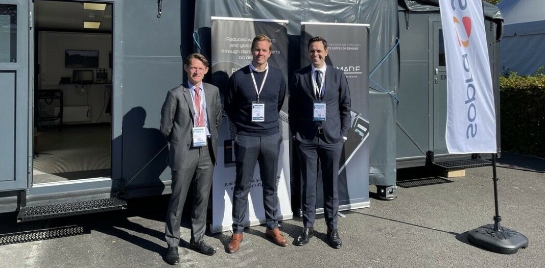 PROTOTYPE. Fieldmade og Sopra Steria har vist fram en helhetlig prototype under en militær konferanse i Frankrike. På bildet (f.v.) Bruno-Mikaël Nicolas - forsvars- og sikkerhetsdirektør Sopra Steria Frankrike, administrerende direktør Christian Duun Norberg i Fieldmade og John Berland, som er innovasjonsdirektør Sopra Steria. (Foto: Sopra Steri) PROTOTYPE. Fieldmade og Sopra Steria har vist fram en helhetlig prototype under en militær konferanse i Frankrike. På bildet (f.v.) Bruno-Mikaël Nicolas - forsvars- og sikkerhetsdirektør Sopra Steria Frankrike, administrerende direktør Christian Duun Norberg i Fieldmade og John Berland, som er innovasjonsdirektør Sopra Steria. (Foto: Sopra Steri)