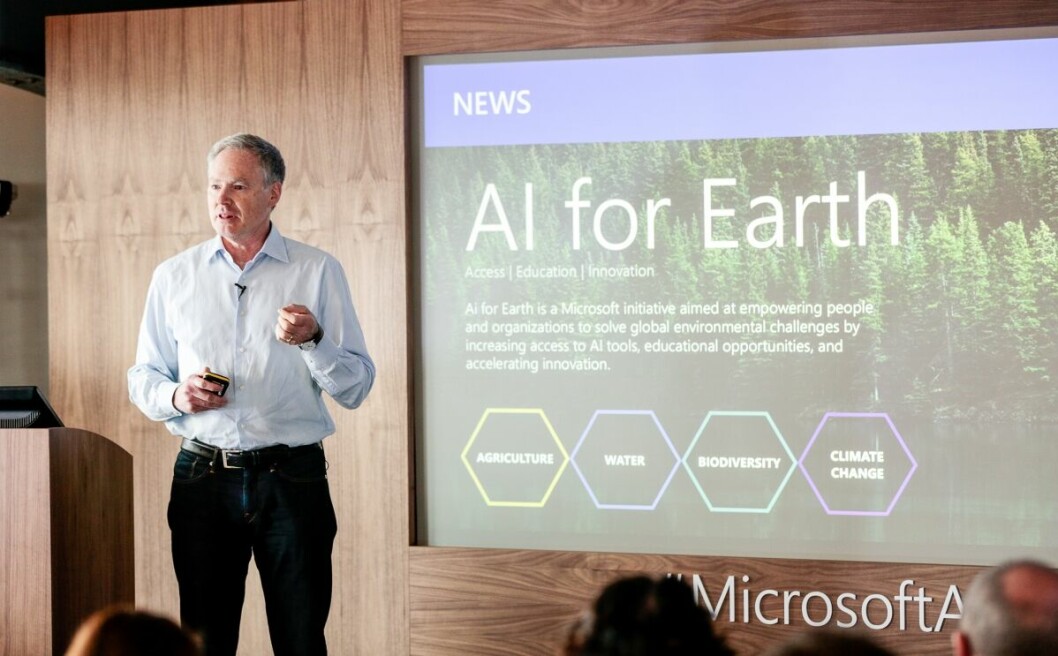 AI FOR ALLE: Eric Horvitz, direktør for Microsoft Research Labs under et arrangement hvor de fortalte om deres AI for Earth. Vil dette være noe som blir tilgjengelig for de bedriftene som ikke har mulighet til å ansette egne eksperter på maskinlæring og kunstig intelligen?  (Pressefoto: Microsoft)