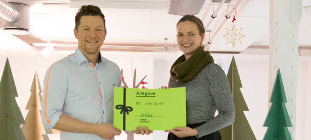 JULEGAVE FOR SLUMBARN: Vanja Hoff i Kolibri mottar årets julegave på 100 utviklingstimer fra Jostein Magnussen i Netlife Research. Prosjektet skal skaffe store givere til utdanningsfond for slumbarn i Brasil. JULEGAVE FOR SLUMBARN: Vanja Hoff i Kolibri mottar årets julegave på 100 utviklingstimer fra Jostein Magnussen i Netlife Research. Prosjektet skal skaffe store givere til utdanningsfond for slumbarn i Brasil.