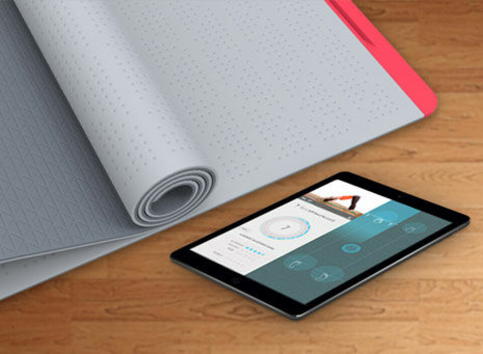 En hjelpende rull: SmartMat gir veileding under yogatreningen. (Foto: SmartMat.com)