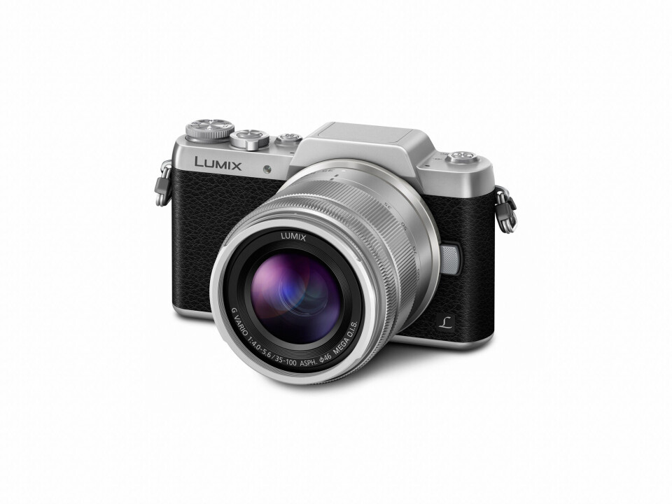 KOMPAKT: Panasonic Lumix GF7 er et lett og kompakt kamera, men her er det avbildet med et litt større objektiv, 35-100 mm (tilsvarende 70-200 mm). Kitobjektivet som kameraet selges med, er på 12-23 mm. KOMPAKT: Panasonic Lumix GF7 er et lett og kompakt kamera, men her er det avbildet med et litt større objektiv, 35-100 mm (tilsvarende 70-200 mm). Kitobjektivet som kameraet selges med, er på 12-23 mm.