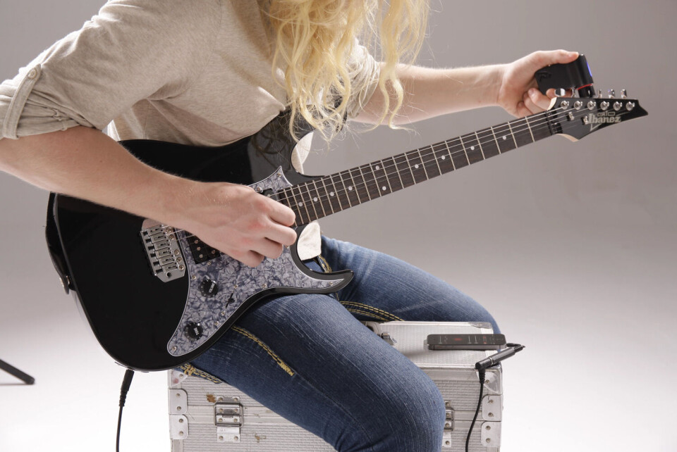 STEMME-MOTOR: Roadie er en automatisk gitarstemmer som bruker iPhone til å analysere lydsignalene.