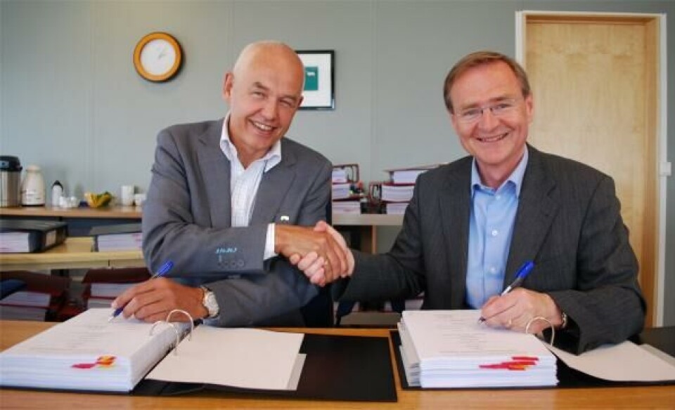 NY DIREKTØR: Lars Vorland (høyre) tok over direktørstolen etter Hansen. Her signerer han kontrakt med Tor Arne Viksjø (adm.dir Dips) i 2011. (Foto: Helse Nord)