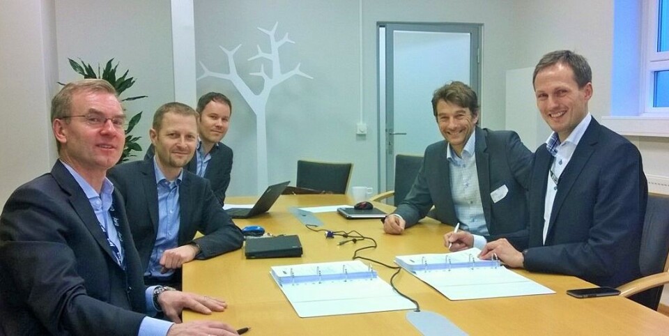 NY SIGNERING: Rundt bordet sitter Håkon Kvåle i Evry, Christopher Lloyd og Egil Jensen fra Bluegarden, Terje Flikke i Evry, ogTore Blekastad, som er adm.dir i Bluegarden. (Foto: Evry)