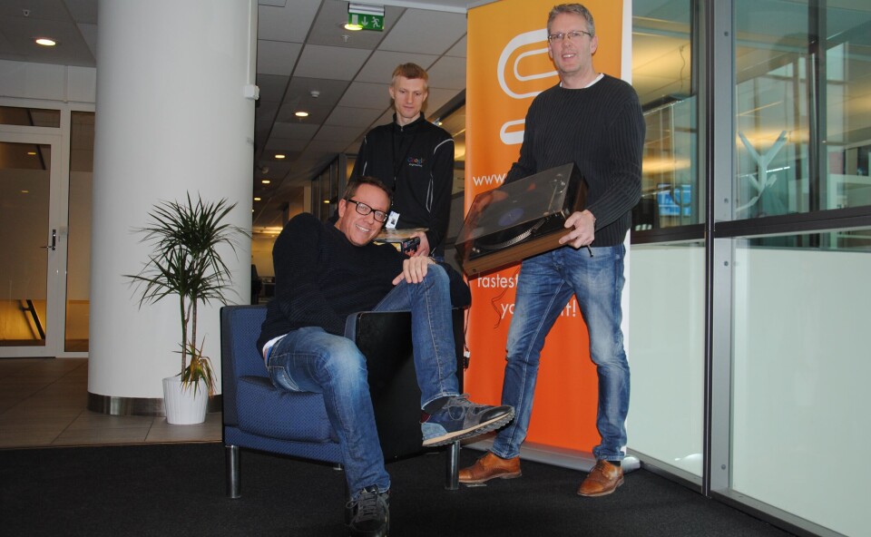 SELGERE: Ifølge Erland Bakke, Geir Engdahl og Olav Djupvik kan man selge det meste på Snapsale. For eksempel en stol, ett spill eller en vinylspiller. Foto: Stine Marie Hagen