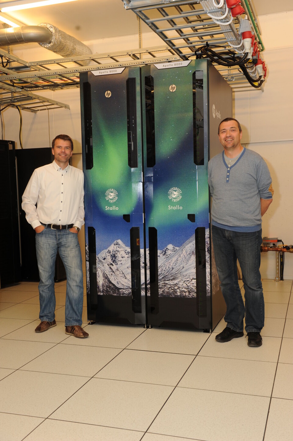 VARMT: På Universitetet i Tromsø er planen å ha et varmt datarom hvor overskuddsvarmen leveres til oppvarming av universitetet. Seksjonsleder Svenn A. Hanssen og gruppeleder for tungregning Roy Dragseth viser HP Apollo 8000 som jobber varmt. Varmt vann føres over prosessorene som varmer vannet ytterligere opp før det gjennom en varmeveksler kjøles ned til 25 grader. Foto: Ahlert Hysing VARMT: På Universitetet i Tromsø er planen å ha et varmt datarom hvor overskuddsvarmen leveres til oppvarming av universitetet. Seksjonsleder Svenn A. Hanssen og gruppeleder for tungregning Roy Dragseth viser HP Apollo 8000 som jobber varmt. Varmt vann føres over prosessorene som varmer vannet ytterligere opp før det gjennom en varmeveksler kjøles ned til 25 grader. Foto: Ahlert Hysing