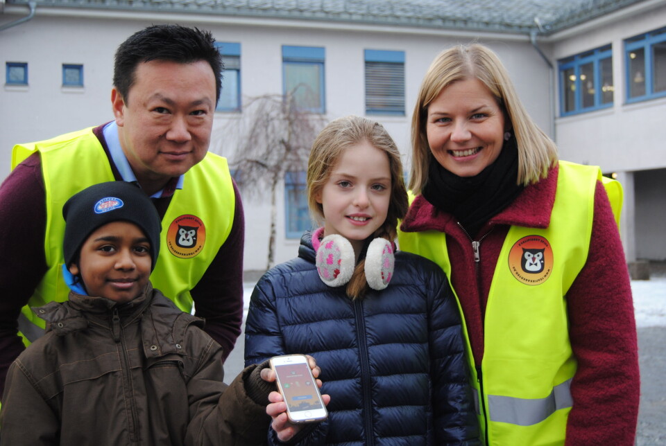TRAFIKKAGENTER: Sansju Suganthan (9) og Silje Djurhuus (10) står sammen med rektor Leif Arild Haaland og byråd Guri Melby. – Med appen kan man sikre hva som er bra og dårlig ved skoleveien, forteller Sansju. Silje forteller at hun allerede har planer om å rapportere inn humpete veier. (Foto: Stine Marie Hagen) TRAFIKKAGENTER: Sansju Suganthan (9) og Silje Djurhuus (10) står sammen med rektor Leif Arild Haaland og byråd Guri Melby. – Med appen kan man sikre hva som er bra og dårlig ved skoleveien, forteller Sansju. Silje forteller at hun allerede har planer om å rapportere inn humpete veier. (Foto: Stine Marie Hagen)