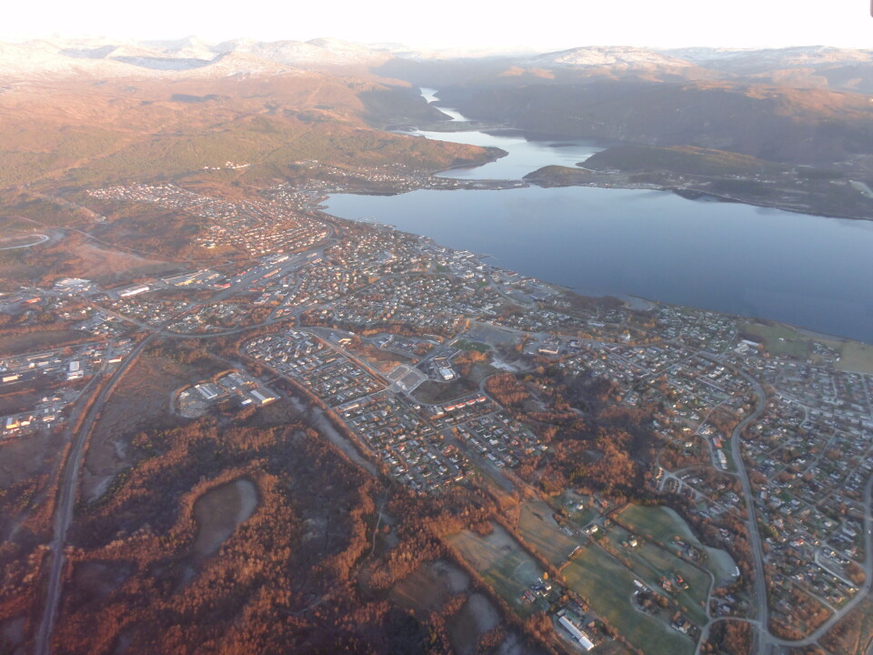 FAUSKE: Det skal bygges og vedlikeholdes i Fauske og Finneid, her sett fra fly. Joint Collaboration leverer samhandlingsløsningen som skal få arbeidet til å flyte. (Illustrasjonsfoto: Øyvind Rask/Wikimedia Commons (CC BY-SA 4.0) FAUSKE: Det skal bygges og vedlikeholdes i Fauske og Finneid, her sett fra fly. Joint Collaboration leverer samhandlingsløsningen som skal få arbeidet til å flyte. (Illustrasjonsfoto: Øyvind Rask/Wikimedia Commons (CC BY-SA 4.0)