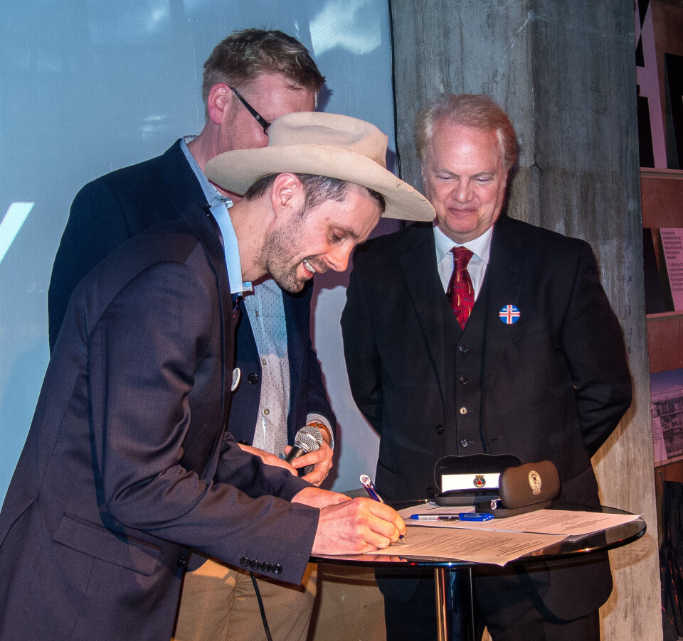 SAMARBEID: Her signerer byråd Hallstein Bjercke (med hatt) en intensjonsavtale med Austin under fjorårets SXSW-konferanse. I år skal samarbeidet konkretiseres. (Foto: Tom Helge Berglie)