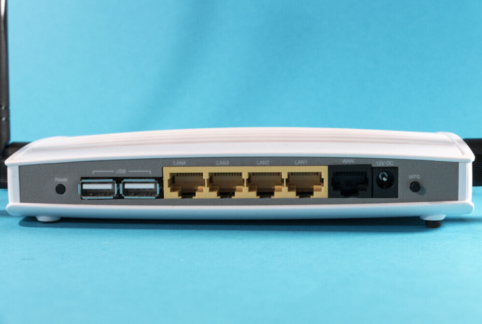KONTAKTENE: Fra venstre har AC 1200R følgende kontakter og knapper: Reset-knapp, to usb-porter, fire LAN-porter, én kontakt for modemtilkobling, strømforsyningskontakt og en WPS-kontakt til rask oppkobling mot kompatibelt utstyr. KONTAKTENE: Fra venstre har AC 1200R følgende kontakter og knapper: Reset-knapp, to usb-porter, fire LAN-porter, én kontakt for modemtilkobling, strømforsyningskontakt og en WPS-kontakt til rask oppkobling mot kompatibelt utstyr.