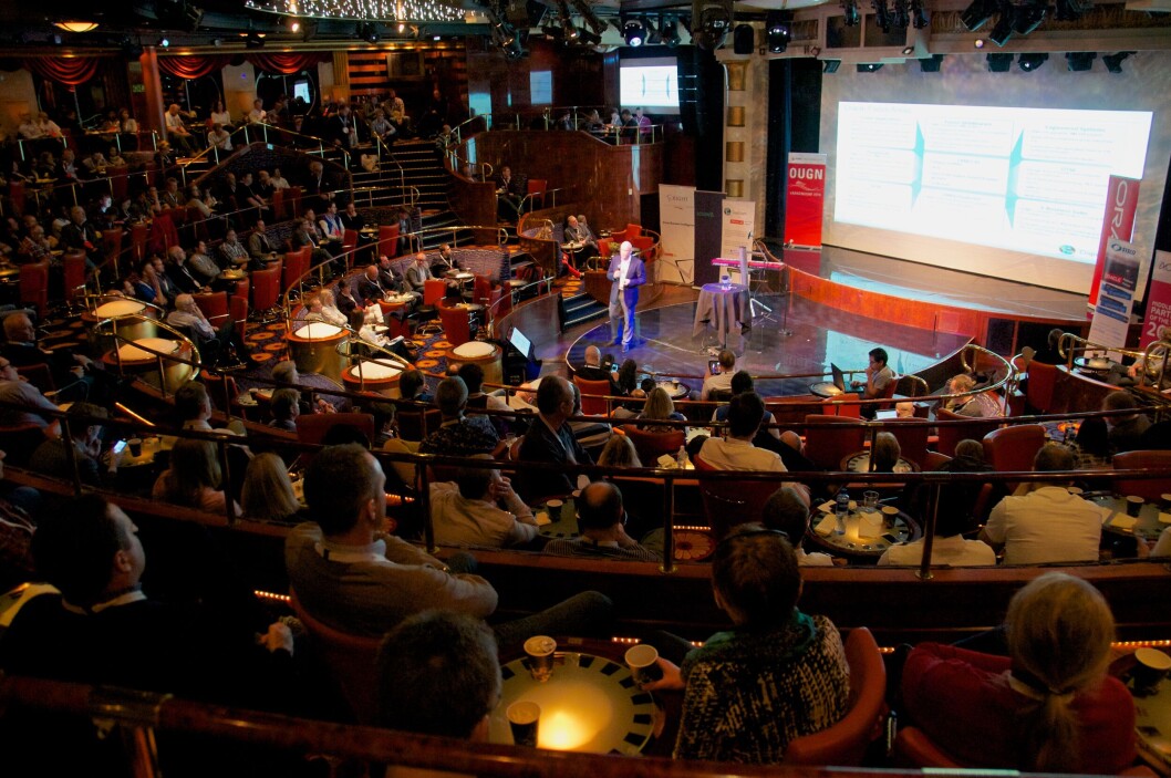 TETT PROGRAM: Allerede flere timer før avgang fra Oslo, var seminarprogrammet i gang. (Foto: Stig Øyvann) TETT PROGRAM: Allerede flere timer før avgang fra Oslo, var seminarprogrammet i gang. (Foto: Stig Øyvann)