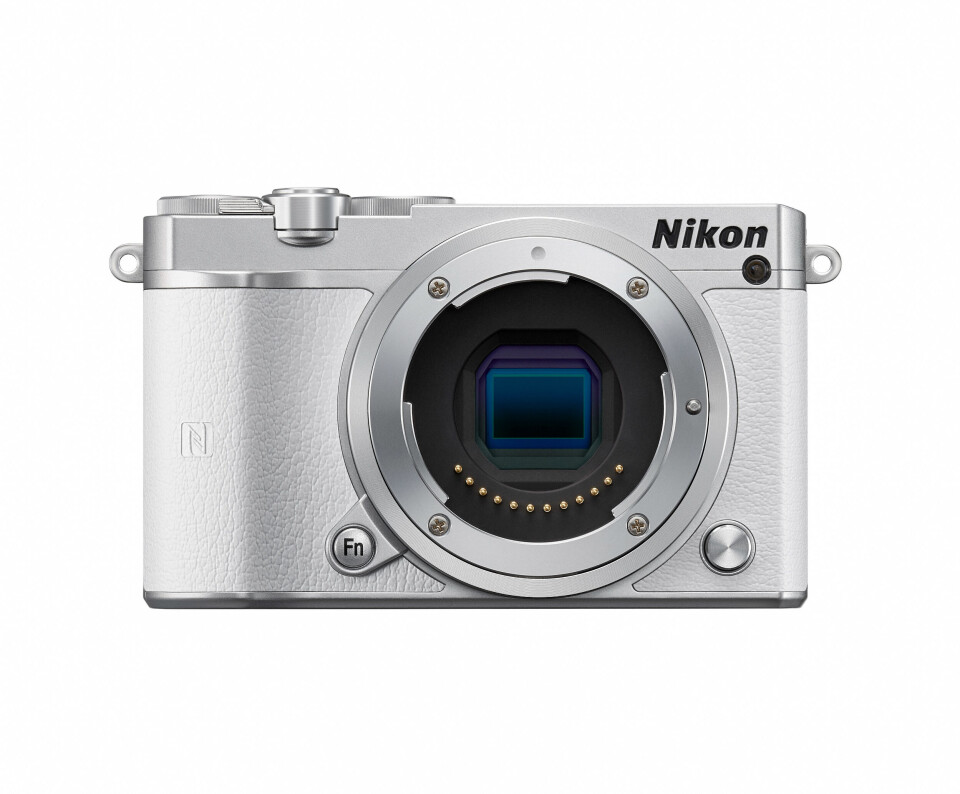 CX-FATNING: Nikon 1-serien bruker det Nikon kaller en CX-fatning. I kombinasjon med 1-tommes bildesensor gir det mulighet for veldig kompakte objektiver. CX-FATNING: Nikon 1-serien bruker det Nikon kaller en CX-fatning. I kombinasjon med 1-tommes bildesensor gir det mulighet for veldig kompakte objektiver.