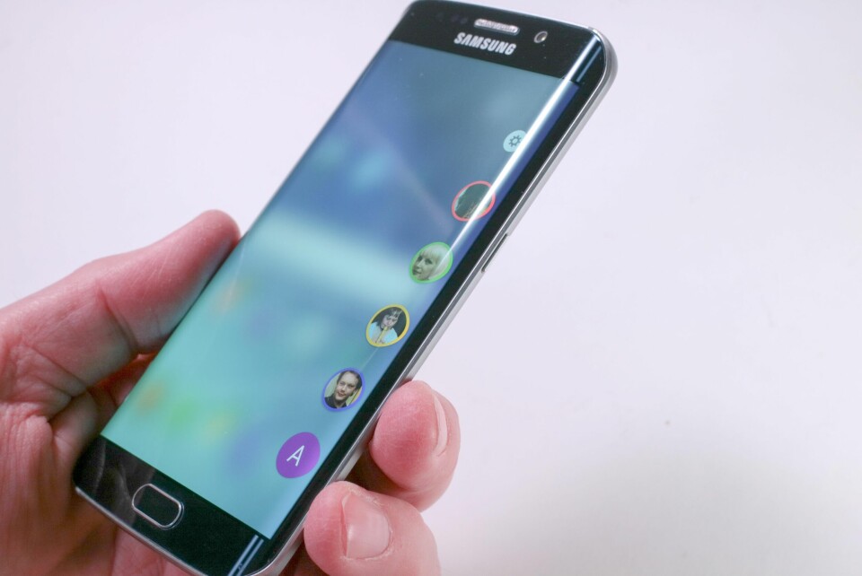 KANT-INFO: Fra kantmenyen på Galaxy S6 Edge kan man hente frem sine fem viktigste telefonkontakter.
