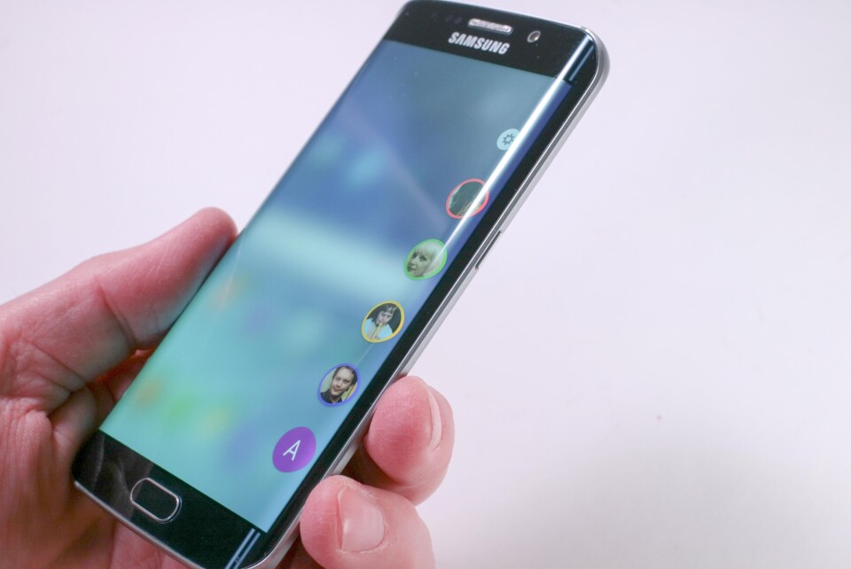 KANT-INFO: Fra kantmenyen på Galaxy S6 Edge kan man hente frem sine fem viktigste telefonkontakter. KANT-INFO: Fra kantmenyen på Galaxy S6 Edge kan man hente frem sine fem viktigste telefonkontakter.