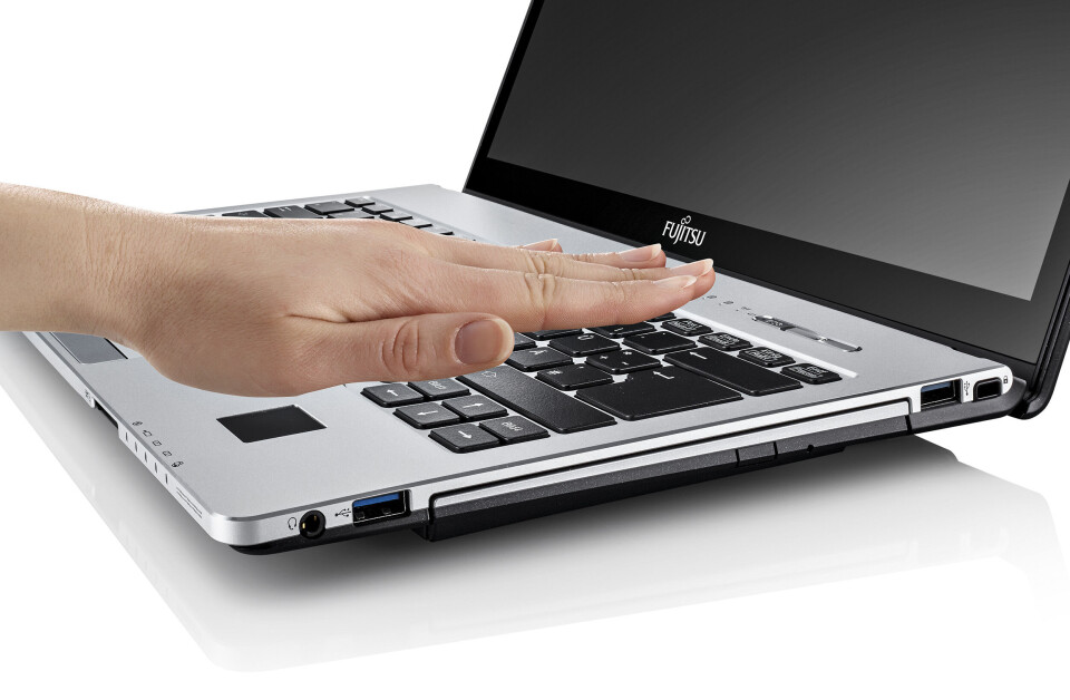 VENEREGISTRERING: Fremfor å benytte seg av vanlig fingeravtrykksleser kan Lifebook S935 leveres med sensor som identifiserer deg via venene i håndflaten din. VENEREGISTRERING: Fremfor å benytte seg av vanlig fingeravtrykksleser kan Lifebook S935 leveres med sensor som identifiserer deg via venene i håndflaten din.