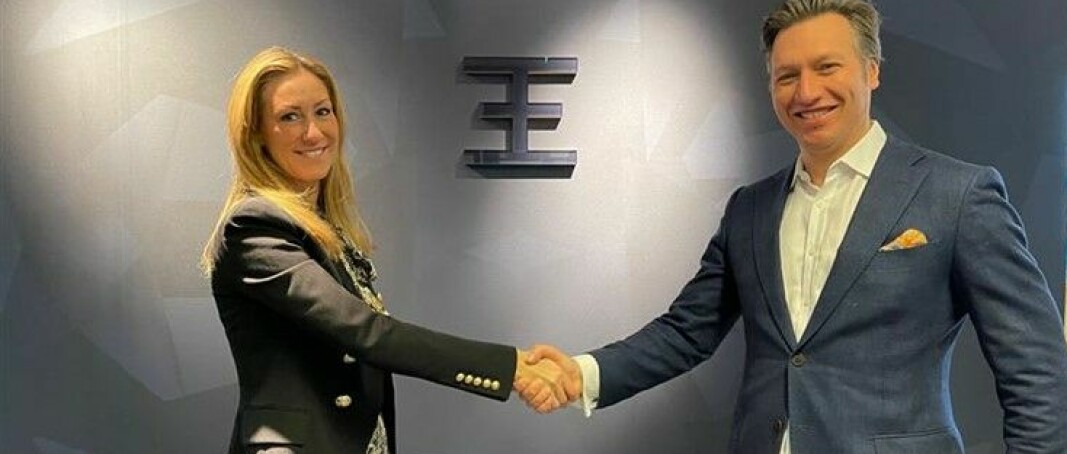 ENIGE: Hedda Ulvness, administrerende direktør i EIE Franchise og salgsdirektør Vladislav Kazanskiy i Atea. (Foto: Atea)