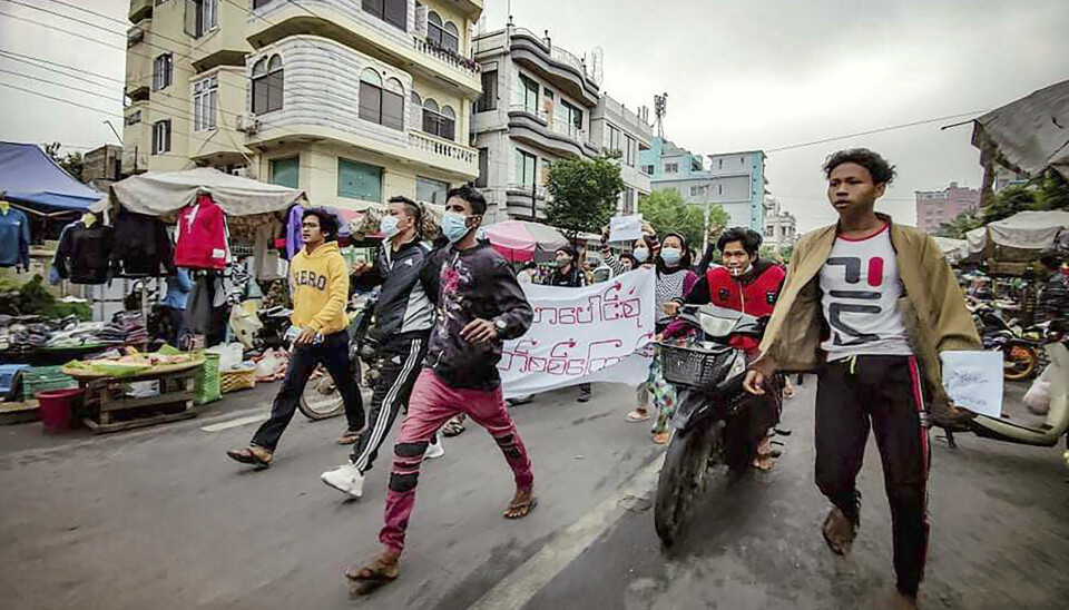 PROTEST: Demonstranter marsjerer gjennom gatene i Mandalay, Myanmar, tirsdag 7. desember, i protest mot militæret som har tatt makta i landet.