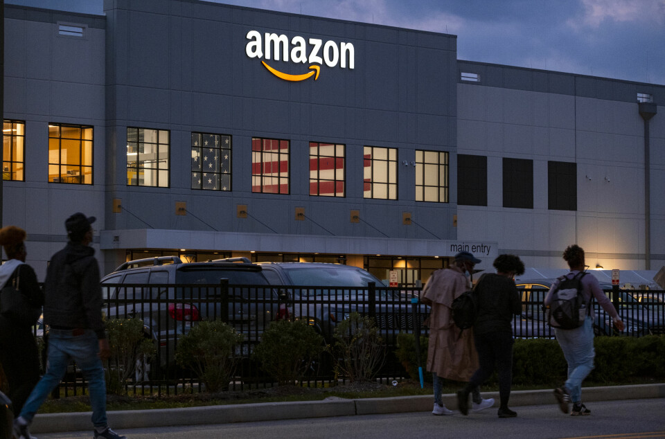 KORONA HAR SKYLDA: Da netthandelen økte under pandemien, måtte Amazon ansette flere. Nå har nettsalget flatet ut. Da må flere gå. Her et bilde fra et Amazon-varehus i NY. (Foto: AP Photo/Craig Ruttle, File)