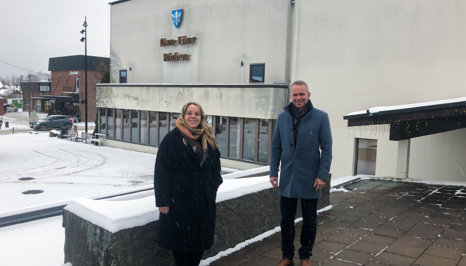 INNGÅR AVTALE: Line Hamborg Aufles, kontraktsforvalter Viken Vest, og Borger Kruge, regionsdirektør i Atea, ser frem til et godt samarbeid. (Foto: Atea) INNGÅR AVTALE: Line Hamborg Aufles, kontraktsforvalter Viken Vest, og Borger Kruge, regionsdirektør i Atea, ser frem til et godt samarbeid. (Foto: Atea)