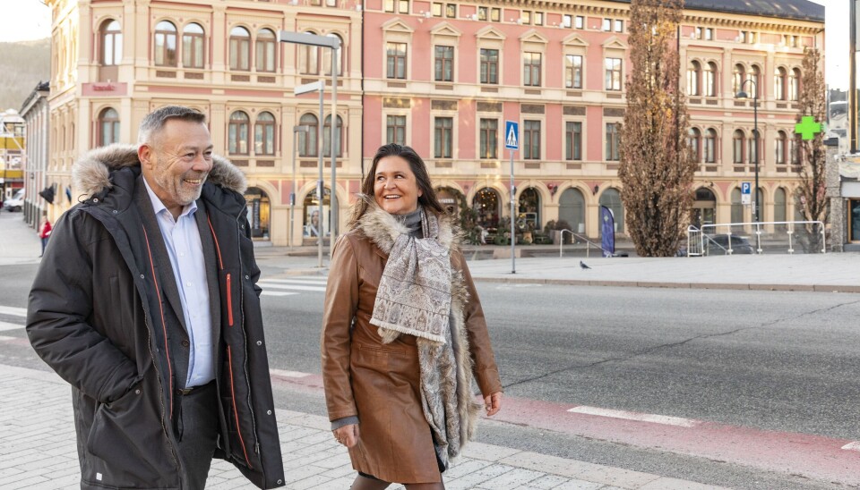 PÅ VEI: Statens vegvesen og Sopra Steria skal jobbe sammen de neste fire til åtte årene. Her representert ved Lars Kalfoss, direktør for it i Statens vegvesen, og Ann-Kristin Skarbøvig, direktør for samferdsel og transport i Sopra Steria. PÅ VEI: Statens vegvesen og Sopra Steria skal jobbe sammen de neste fire til åtte årene. Her representert ved Lars Kalfoss, direktør for it i Statens vegvesen, og Ann-Kristin Skarbøvig, direktør for samferdsel og transport i Sopra Steria.