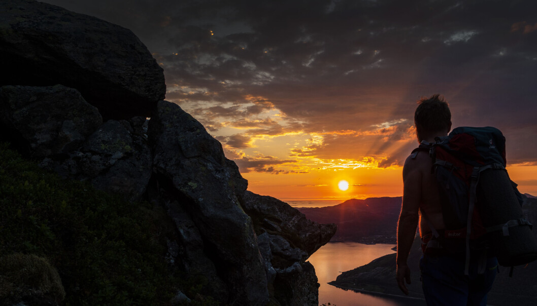 På tur ned fra Okstinden på Helgelandskysten med midnattssola i bakgrunnen. Foto: Gorm Kallestad / NTB På tur ned fra Okstinden på Helgelandskysten med midnattssola i bakgrunnen. Foto: Gorm Kallestad / NTB