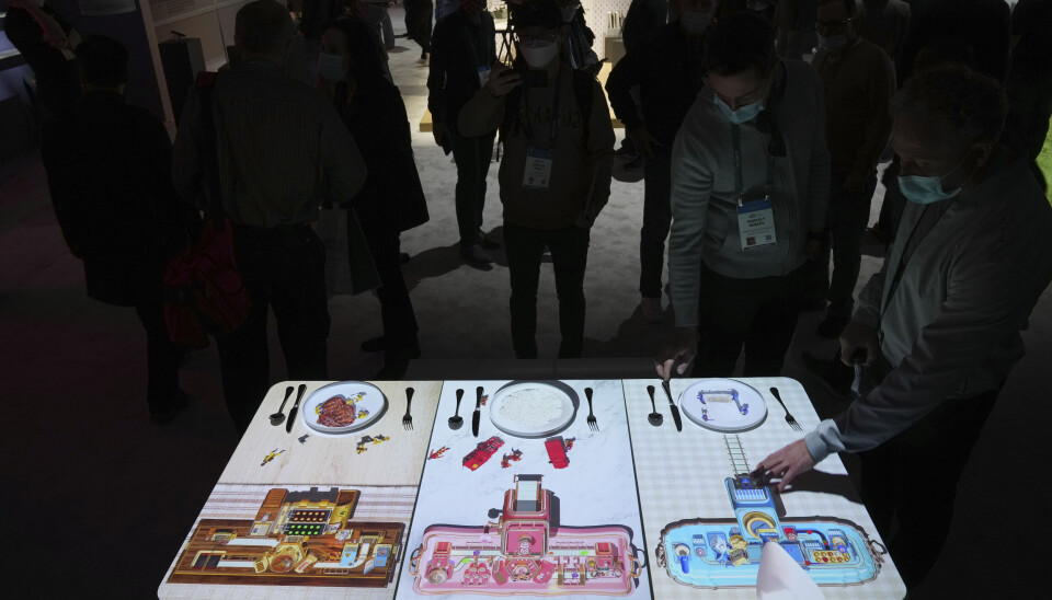 REKORD: Folk leker seg med Samsungs nyeste dingser på et teknologishow i Las Vegas. Selskapet anslår at salget i 2021 var det høyeste noensinne. (Foto: Joe Buglewicz / AP / NTB) REKORD: Folk leker seg med Samsungs nyeste dingser på et teknologishow i Las Vegas. Selskapet anslår at salget i 2021 var det høyeste noensinne. (Foto: Joe Buglewicz / AP / NTB)