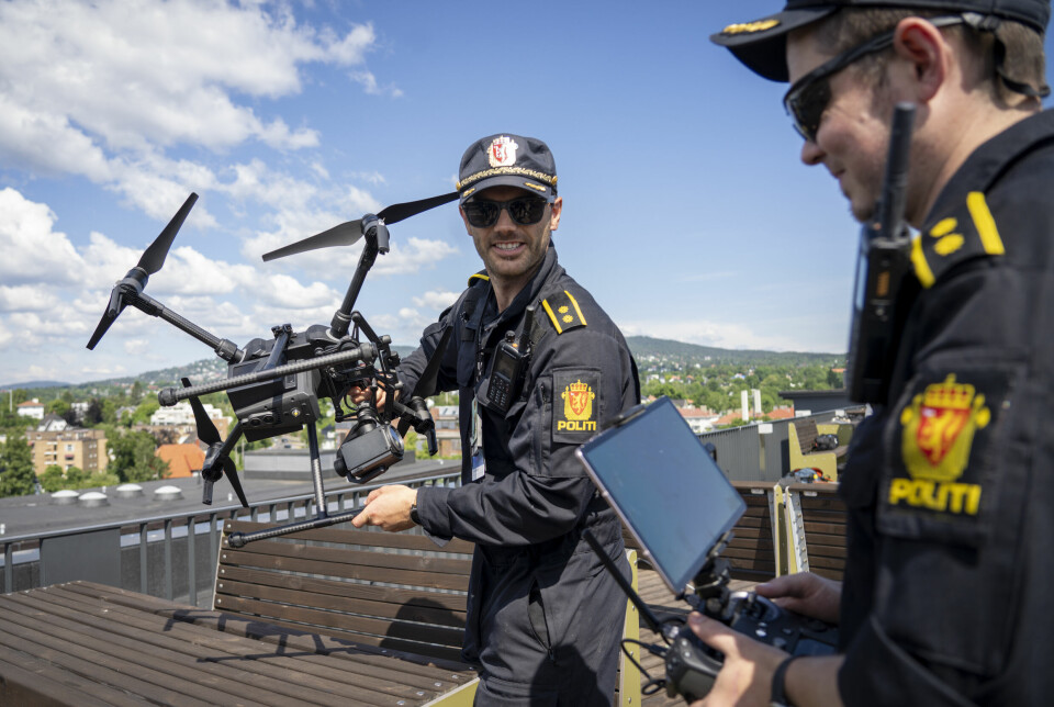 DRONEBRUK: Prosjektleder for droner i politiet, Jørgen Lunde Ronge, med en DJI Matrice 210-drone. (Foto: Heiko Junge / NTB)