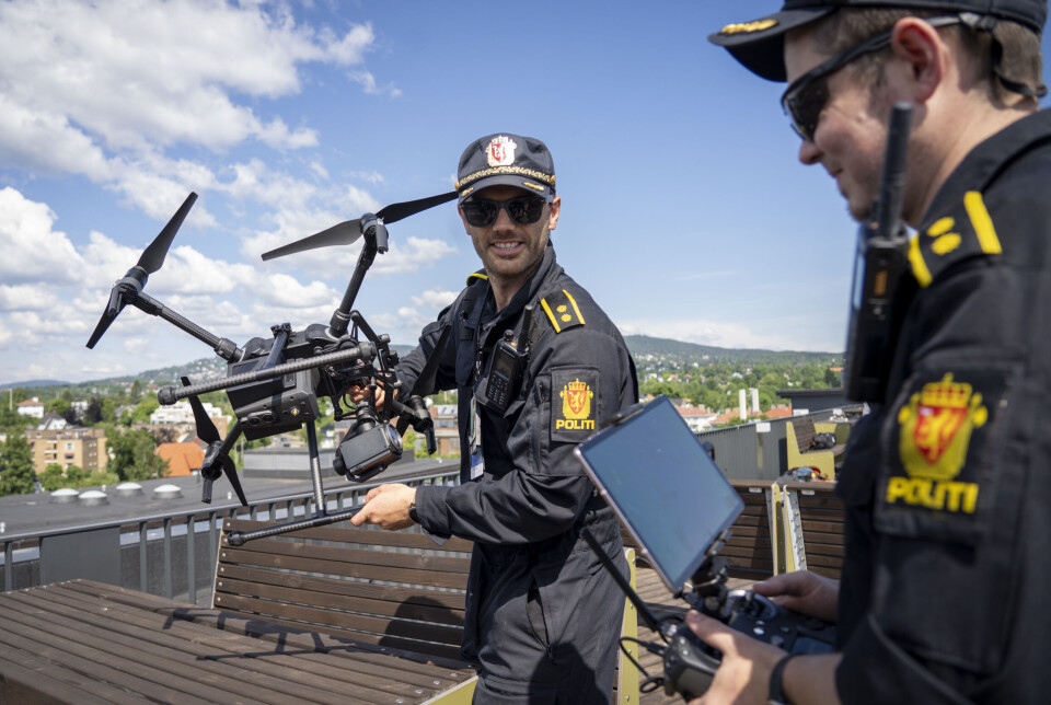 DRONEBRUK: Prosjektleder for droner i politiet, Jørgen Lunde Ronge, med en DJI Matrice 210-drone. (Foto: Heiko Junge / NTB) DRONEBRUK: Prosjektleder for droner i politiet, Jørgen Lunde Ronge, med en DJI Matrice 210-drone. (Foto: Heiko Junge / NTB)