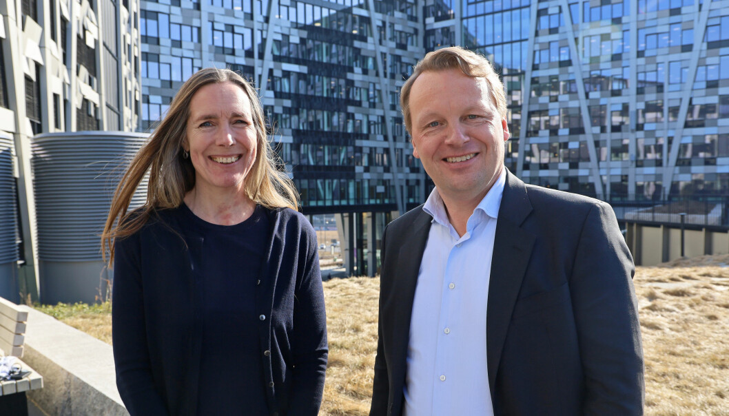 NY KONTRAKT: DFØs direktør Hilde Singsaas og direktør for Telias bedriftsmarked Jon Christian Hillestad signerte denne uken den nye avtalen.
