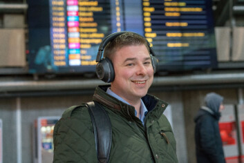 PÅ FARTEN: Lukket hodesett med støykansellering er fornuftig tilbehør på reise, fastslår Rolf A. H. Gjerdsjø, norgessjefs hos Plantronics, her fotografert på Nationaltheatret stasjon i Oslo, iført Voyager 8200 UC. (Foto: Toralv Østvang) PÅ FARTEN: Lukket hodesett med støykansellering er fornuftig tilbehør på reise, fastslår Rolf A. H. Gjerdsjø, norgessjefs hos Plantronics, her fotografert på Nationaltheatret stasjon i Oslo, iført Voyager 8200 UC. (Foto: Toralv Østvang)