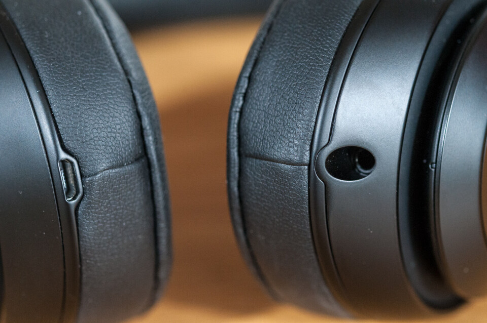 TILKOBLINGER: Beats Studio3 har Micro-USB-kontakt for ladning og vanlig 3,5 mm-kontakt for tilkobling av kabel med mikrofon for mobilsamtaler. (Foto: Toralv Østvang) TILKOBLINGER: Beats Studio3 har Micro-USB-kontakt for ladning og vanlig 3,5 mm-kontakt for tilkobling av kabel med mikrofon for mobilsamtaler. (Foto: Toralv Østvang)