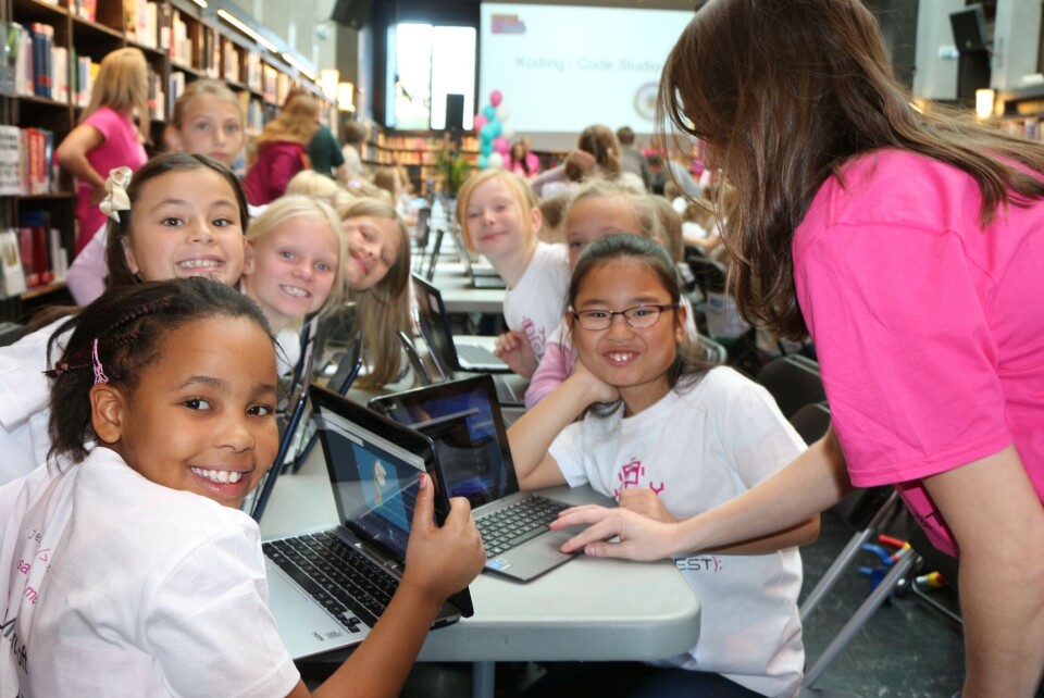 GØY!: – Det er skikkelig gøy med koding, sier Victoria, Amanda, Evelina, Kristine og Sofie fra Vigernes skole. De liker å kunne lage ting, og skulle gjerne sett at det var mer programmering i skolen. (Foto: Stine Marie Hagen) GØY!: – Det er skikkelig gøy med koding, sier Victoria, Amanda, Evelina, Kristine og Sofie fra Vigernes skole. De liker å kunne lage ting, og skulle gjerne sett at det var mer programmering i skolen. (Foto: Stine Marie Hagen)