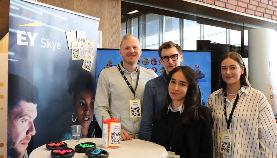 PÅ STAND: Representanter fra EY Skye er på plass for å snakke med studenter. (Foto: Elise Lystad) PÅ STAND: Representanter fra EY Skye er på plass for å snakke med studenter. (Foto: Elise Lystad)