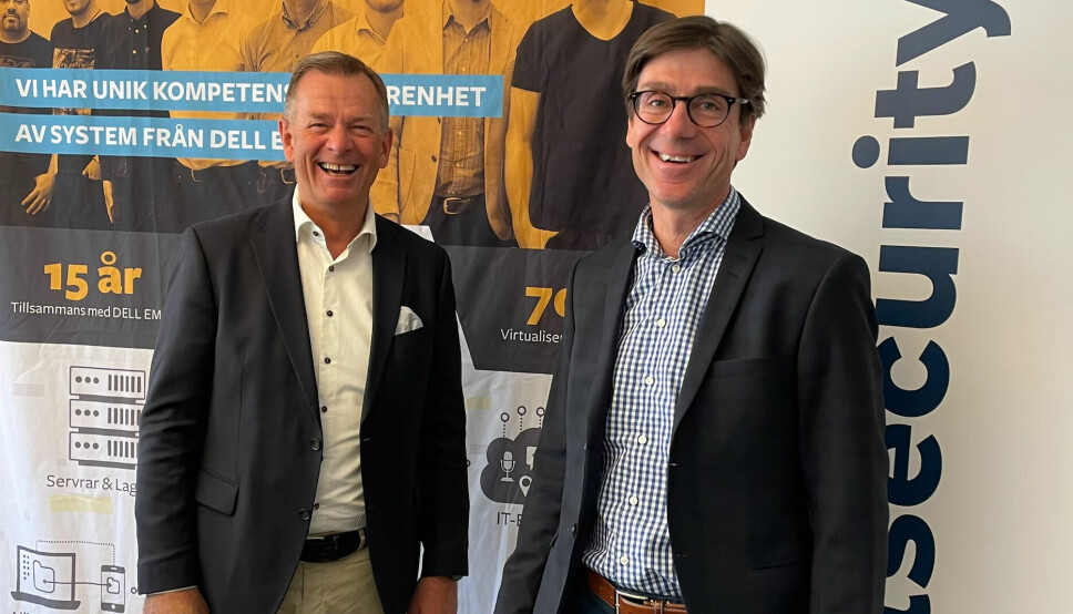 VOKSER: Netsecurity kjøper Parera og etablerer seg i Sverige. Jan Søgaard (til venstre) i Netsecurity sammen med Peter Gyulai, VD i Parera. (Foto: Netsecurity)