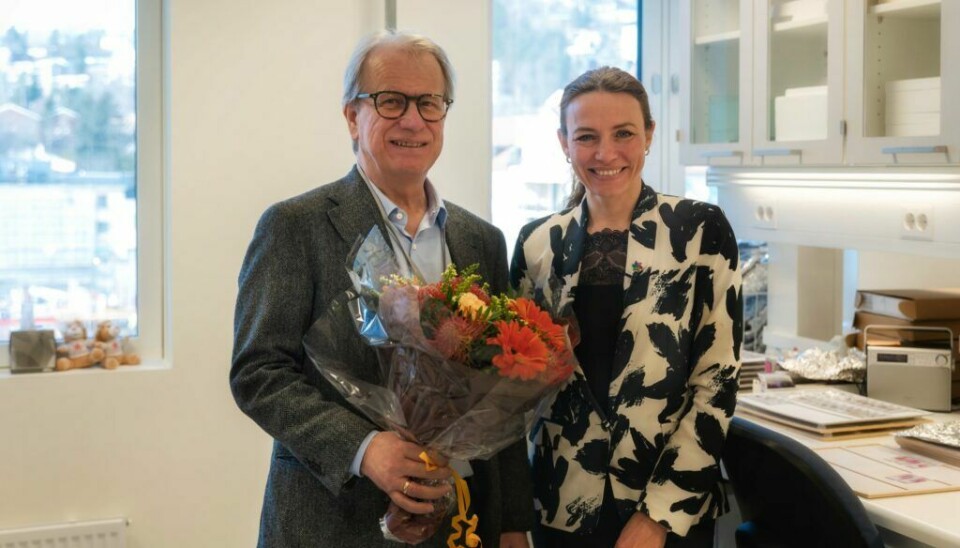 Håvard Danielsen ble stolt og overrasket da Ingrid Stenstadvold dukket opp på kontoret hans med gladnyheten om at han er årets vinner av Kong Olav Vs kreftforskningspris. (Foto: Jorunn Valle Nilsen/Kreftforeningen)