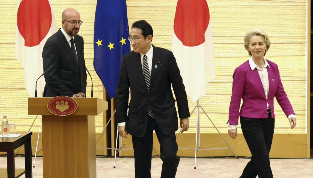 SAMARBEID: EU-president Charles Michel, Japans statsminister Fumio Kishida og EU-kommisjonens president Ursula von der Leyen etter EU og Japans toppmøte. De ble enige om å utvide deres digitale samarbeid. (Foto: Yoshikazu Tsuno / AP / NTB)