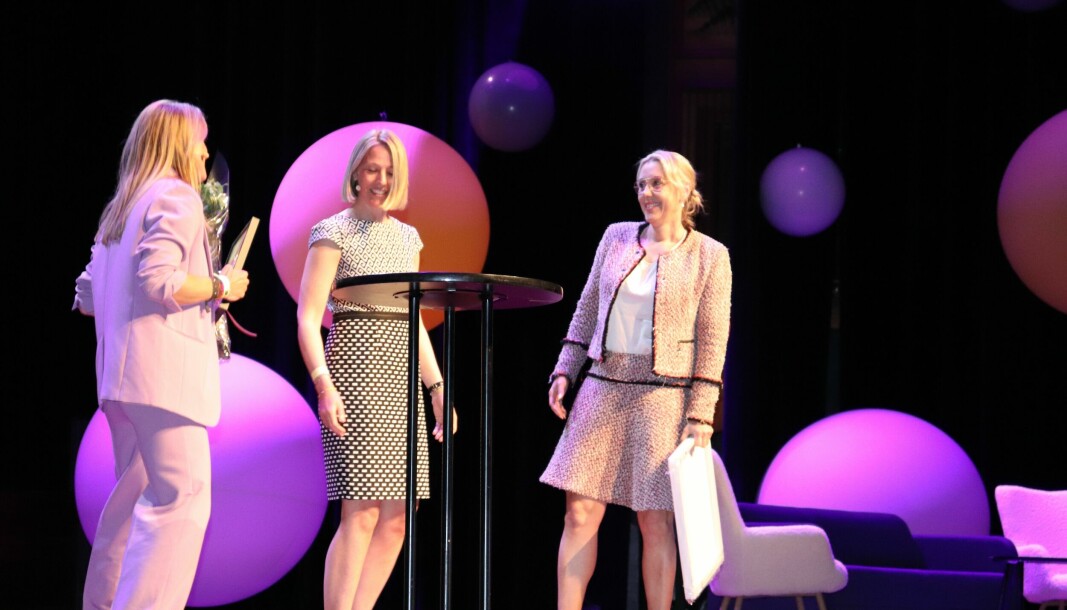 ODA WOMAN: En tydelig rørt Cecilia Flatum (til høyre) mottok prisen for årets Oda Woman fra Randi Mogerhagen (midten) og Guro Sandersen (venstre). (Foto: Elise Lystad)