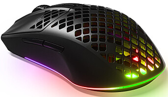 LYSSHOW: Aerox 3 Wireless ser ut som en spillmus, og oppfører seg deretter. (Foto: Steelseries) LYSSHOW: Aerox 3 Wireless ser ut som en spillmus, og oppfører seg deretter. (Foto: Steelseries)