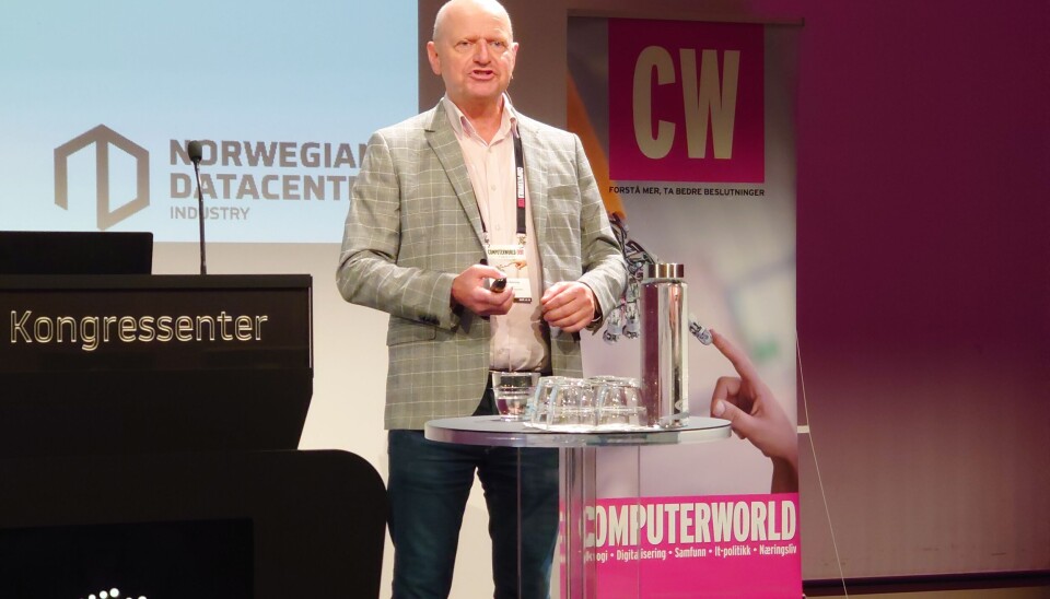 INFRASTRUKTUR: Datasentre er nasjonal kritisk infrastruktur som er helt avhengig av utvikling på fiber, sa Bjørn Rønning under innledningen av datasenterdagen. (Foto: Anders Løvøy) INFRASTRUKTUR: Datasentre er nasjonal kritisk infrastruktur som er helt avhengig av utvikling på fiber, sa Bjørn Rønning under innledningen av datasenterdagen. (Foto: Anders Løvøy)