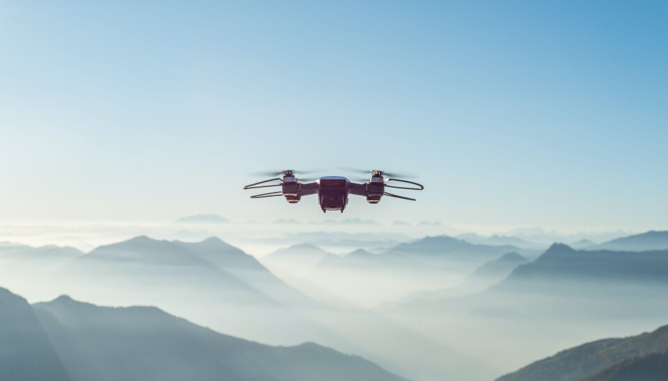 FAREFULLT: Kollisjon mellom helikopter og drone kan være svært alvorlig. (Foto: Unsplash) FAREFULLT: Kollisjon mellom helikopter og drone kan være svært alvorlig. (Foto: Unsplash)