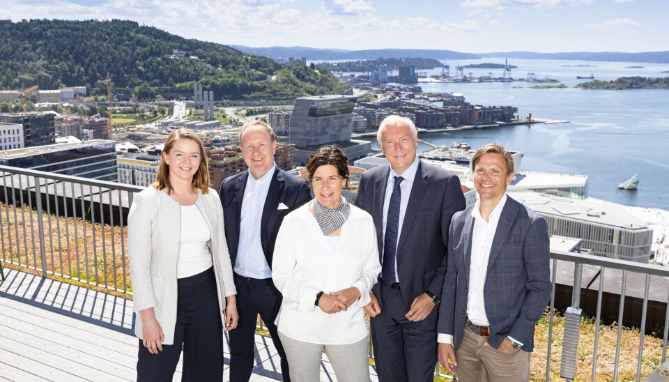 SLÅR SEG SAMMEN: F.v. Lillian Røstad, Managing Director Business Consulting i Sopra Steria, Øyvind Vederhus, byråleder Footprint, Beate Nossum, gründer av Footprint, Kjell Rusti, administrerende direktør Sopra Steria, samt Christopher Mortensen, gründer av Footprint. (Foto: Sopra Steria) SLÅR SEG SAMMEN: F.v. Lillian Røstad, Managing Director Business Consulting i Sopra Steria, Øyvind Vederhus, byråleder Footprint, Beate Nossum, gründer av Footprint, Kjell Rusti, administrerende direktør Sopra Steria, samt Christopher Mortensen, gründer av Footprint. (Foto: Sopra Steria)