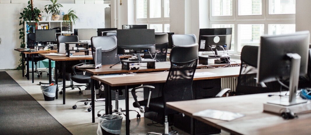 STÅR TOMME: Det er altfor mange ledige plasser i norsk it-sektor. (Foto: Istock) STÅR TOMME: Det er altfor mange ledige plasser i norsk it-sektor. (Foto: Istock)