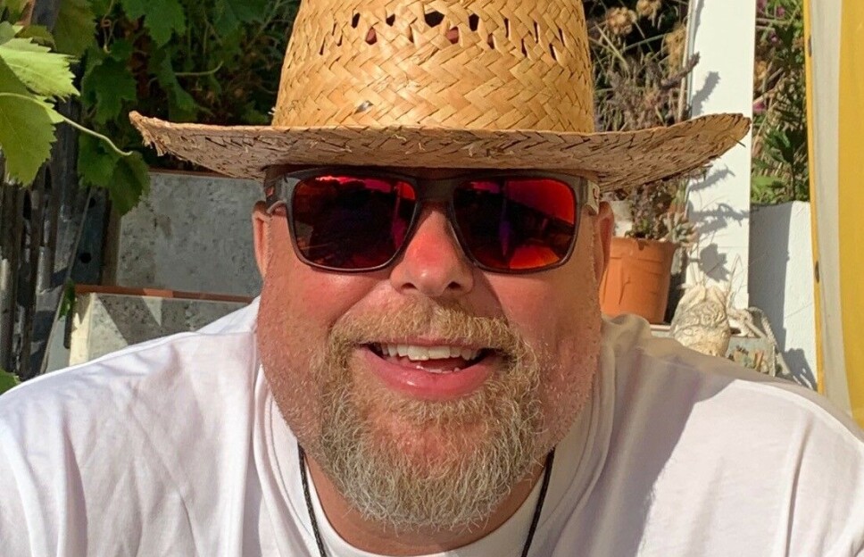 PÅ MED FERIEHATTEN: Når Thomas ikke leder it-sikkerheten i Atea i sommer, skal han tilbringe tid med barna. (Foto: Thomas Tømmernes)