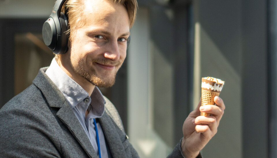 SOMMER: Pål Magnus tar seg tid til en is i sommervarmen. (Foto: Netcompany)