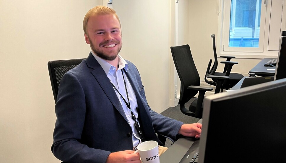 TRIVES PÅ KONTORET: Roar Søraker i Sopra Steria liker godt å jobbe på kontoret, også i sommermånedene. (Foto: Privat)