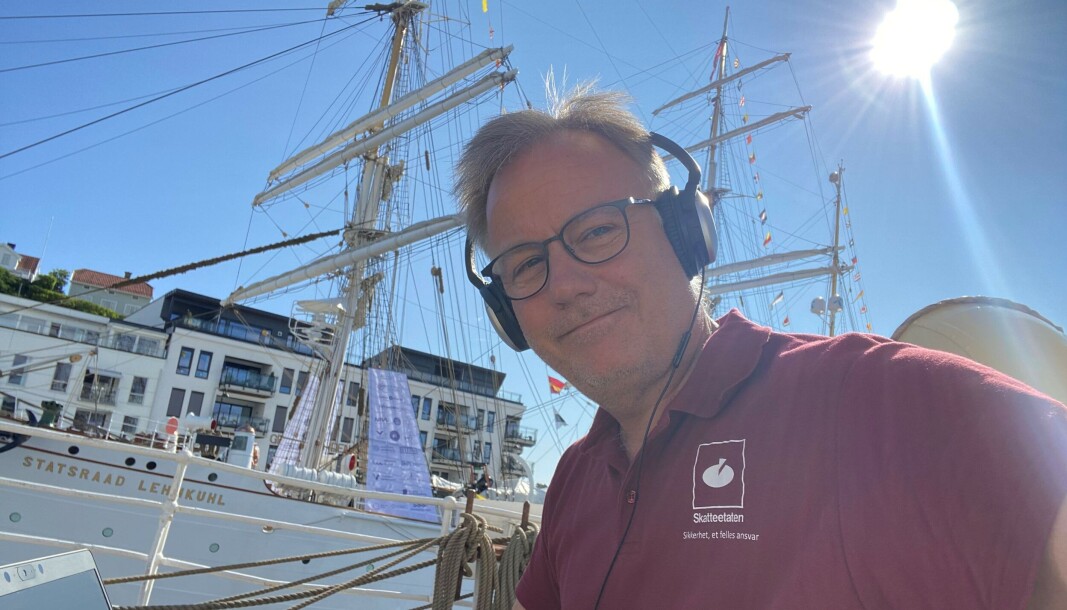 IDYLL: Øyvind i Skatteetaten benytter sommerkontoret til å jobbe på båten. (Foto: Privat) IDYLL: Øyvind i Skatteetaten benytter sommerkontoret til å jobbe på båten. (Foto: Privat)