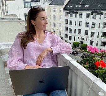 BALKONGKONTOR: Når været tillater det syns Johanna i Skatteetaten det er fint å ta kontoret på balkongen. (Foto: Privat) BALKONGKONTOR: Når været tillater det syns Johanna i Skatteetaten det er fint å ta kontoret på balkongen. (Foto: Privat)