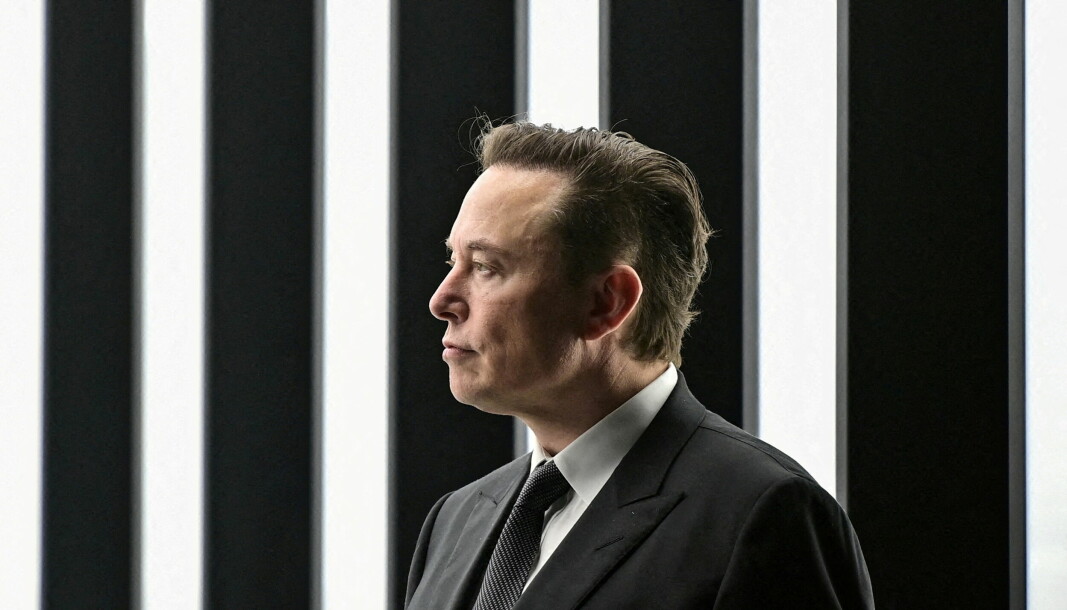 LITE KJØPEKRAFT: Elon Musk tilbyr seg å kjøpe nok en verdifull entitet, men har han råd til det. (Foto: Patrick Pleul/Pool via REUTERS)