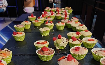 FRISTELSER: En gruppe ble med på storkjøkkenet til kokkene fra Furset-gruppen på Rebel, og lagde cupcakes til de frammøtte. (Foto: Anders Løvøy)